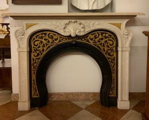 Lareira antiga do século XVIII em mármore branco